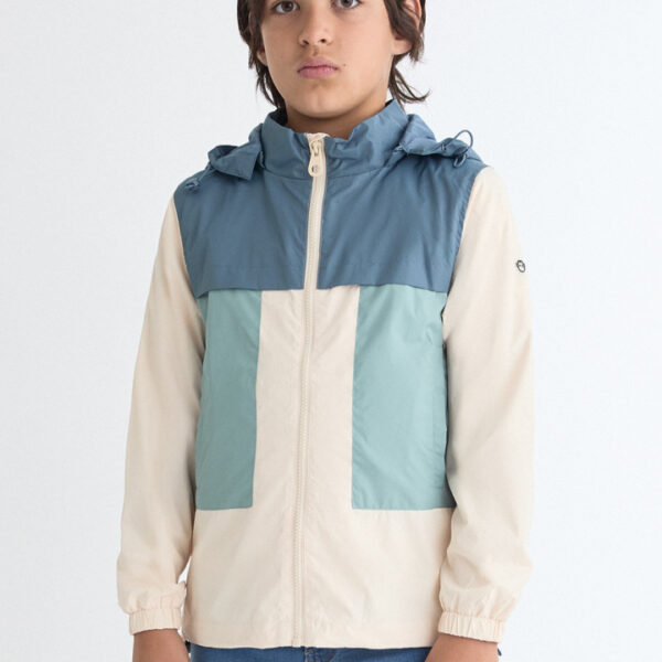 Chaqueta con capucha.