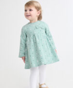 Vestido en color verde con estampado de conejitos y detalle de lazo en el pecho. Incluye braguita a juego y cierre con botones en la espalda.