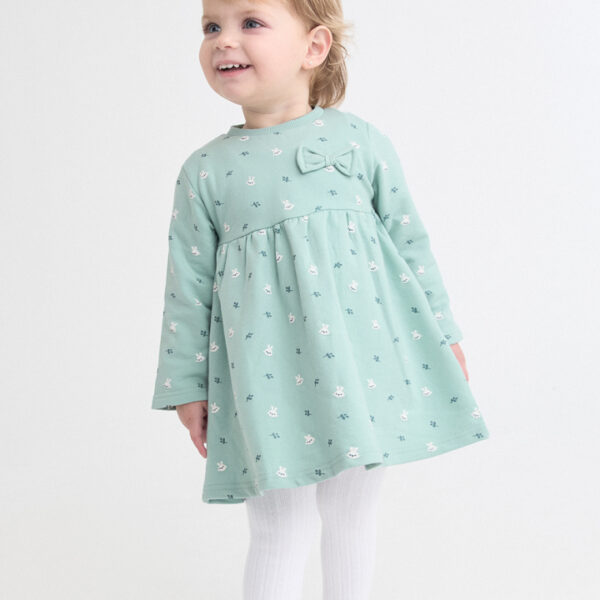 Vestido en color verde con estampado de conejitos y detalle de lazo en el pecho. Incluye braguita a juego y cierre con botones en la espalda.