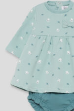 Vestido en color verde con estampado de conejitos y detalle de lazo en el pecho. Incluye braguita a juego y cierre con botones en la espalda. - Imagen 4
