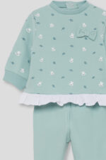 Sudadera verde con estampado de conejitos, volantes blancos en el bajo y lazo decorativo en el pecho. Leggings lisos a juego. - Imagen 4
