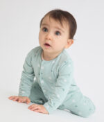 Pijama verde "sin pelo" con estampado de conejitos en contraste y cierre delantero con corchetes.