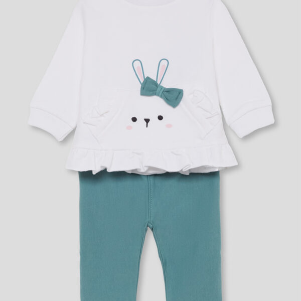 Sudadera blanca con detalle bordado de conejito, volantes y lazo decorativo en el delantero. Leggings a juego en color verde eucalipto con cintura elástica para mayor comodidad.