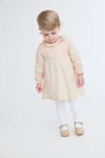 Vestido bebé niña beige estrellas. Tejido suave y ligero, delicado al tacto. Cuello volante y cierre cremallera espalda.