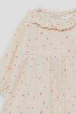 Vestido bebé niña beige estrellas. Tejido suave y ligero, delicado al tacto. Cuello volante y cierre cremallera espalda. - Imagen 4