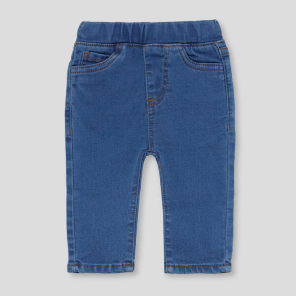 Pantalón denim medio en tejido denim elástico.