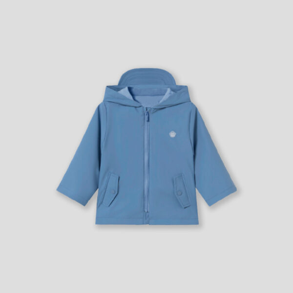 Chaqueta impermeable con capucha.