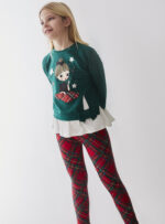 Conjunto verde pino, legging estampado rojo y verde pino.