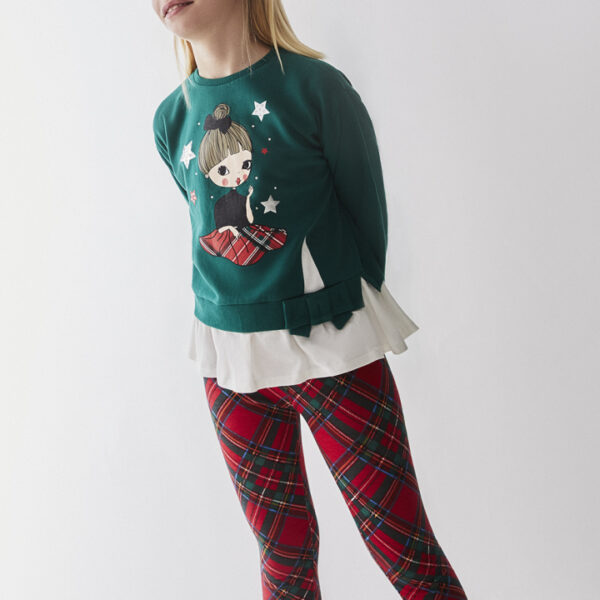 Conjunto verde pino, legging estampado rojo y verde pino.
