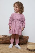Vestido micropana con detalle de flores en las mangas, cierre atrasero con botones. - Imagen 11