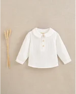 Camisa manga larga de bebé blanca con cuello bebé y botones de madera.
