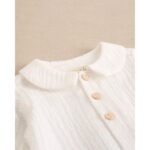 Camisa manga larga de bebé blanca con cuello bebé y botones de madera. - Imagen 3