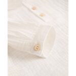 Camisa manga larga de bebé blanca con cuello bebé y botones de madera. - Imagen 2