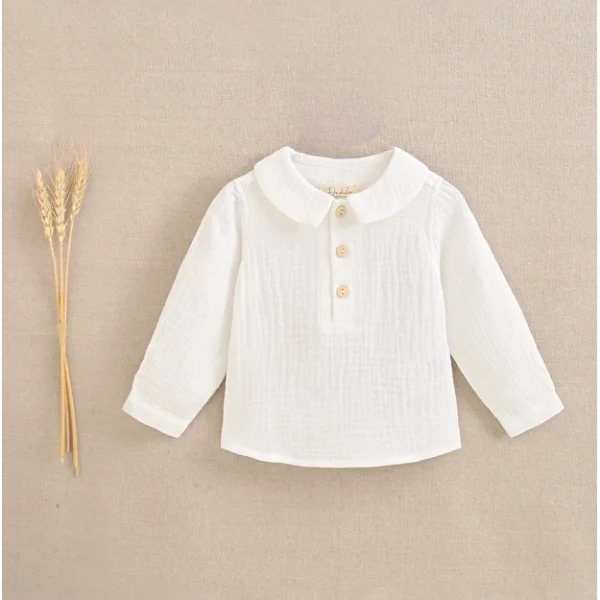 Camisa manga larga de bebé blanca con cuello bebé y botones de madera.