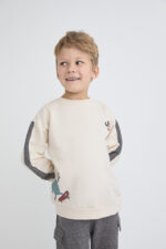 Sudadera cruda con dibujo de monstruo skater y pantalón gris vigoré con bolsillos cargo. - Imagen 2