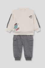 Sudadera cruda con dibujo de monstruo skater y pantalón gris vigoré con bolsillos cargo. - Imagen 3