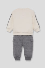 Sudadera cruda con dibujo de monstruo skater y pantalón gris vigoré con bolsillos cargo. - Imagen 4