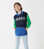 Sudadera azul marino con detalles en azul intenso y verde. Bolsillo canguro y estampado frontal.