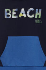 Sudadera azul marino con detalles en azul intenso y verde. Bolsillo canguro y estampado frontal. - Imagen 4