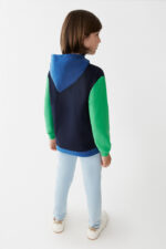 Sudadera azul marino con detalles en azul intenso y verde. Bolsillo canguro y estampado frontal. - Imagen 5
