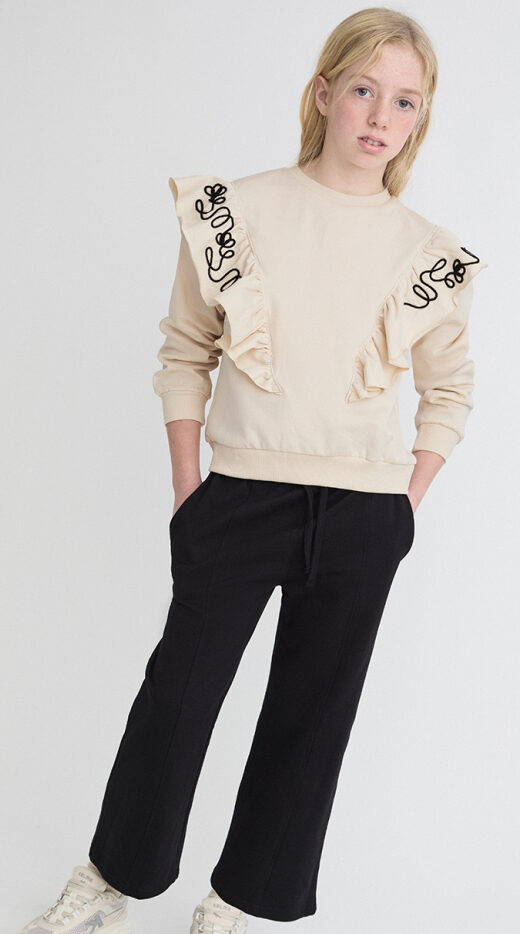 213287-look-large Conjunto con sudadera beige de felpa suave con volantes y bordado decorativo en hombros. Pantalón negro de punto elástico, cálido y confortable. - Imagen 1