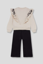 Conjunto con sudadera beige de felpa suave con volantes y bordado decorativo en hombros. Pantalón negro de punto elástico, cálido y confortable. - Imagen 5