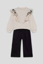 Conjunto con sudadera beige de felpa suave con volantes y bordado decorativo en hombros. Pantalón negro de punto elástico, cálido y confortable. - Imagen 4