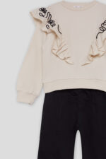 Conjunto con sudadera beige de felpa suave con volantes y bordado decorativo en hombros. Pantalón negro de punto elástico, cálido y confortable. - Imagen 3