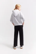 Conjunto de niña con sudadera gris claro con capucha y mensaje “Wonder” y pantalón negro a juego. Comodidad y estilo para el día a día. - Imagen 2