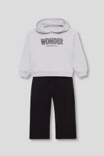 Conjunto de niña con sudadera gris claro con capucha y mensaje “Wonder” y pantalón negro a juego. Comodidad y estilo para el día a día.