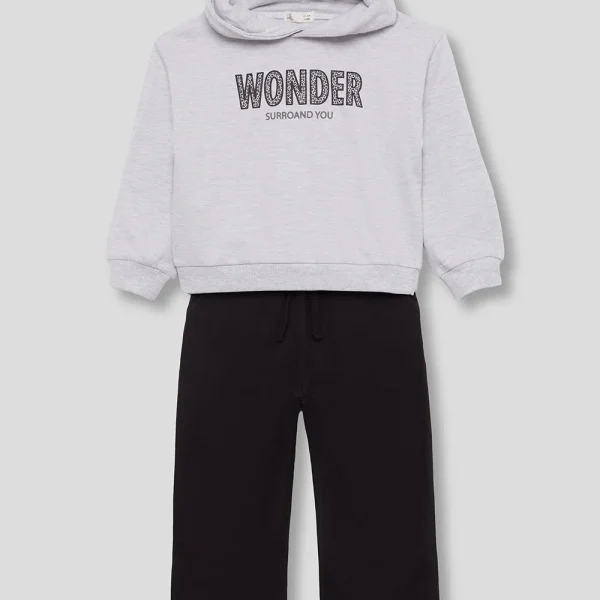Conjunto de niña con sudadera gris claro con capucha y mensaje “Wonder” y pantalón negro a juego. Comodidad y estilo para el día a día.