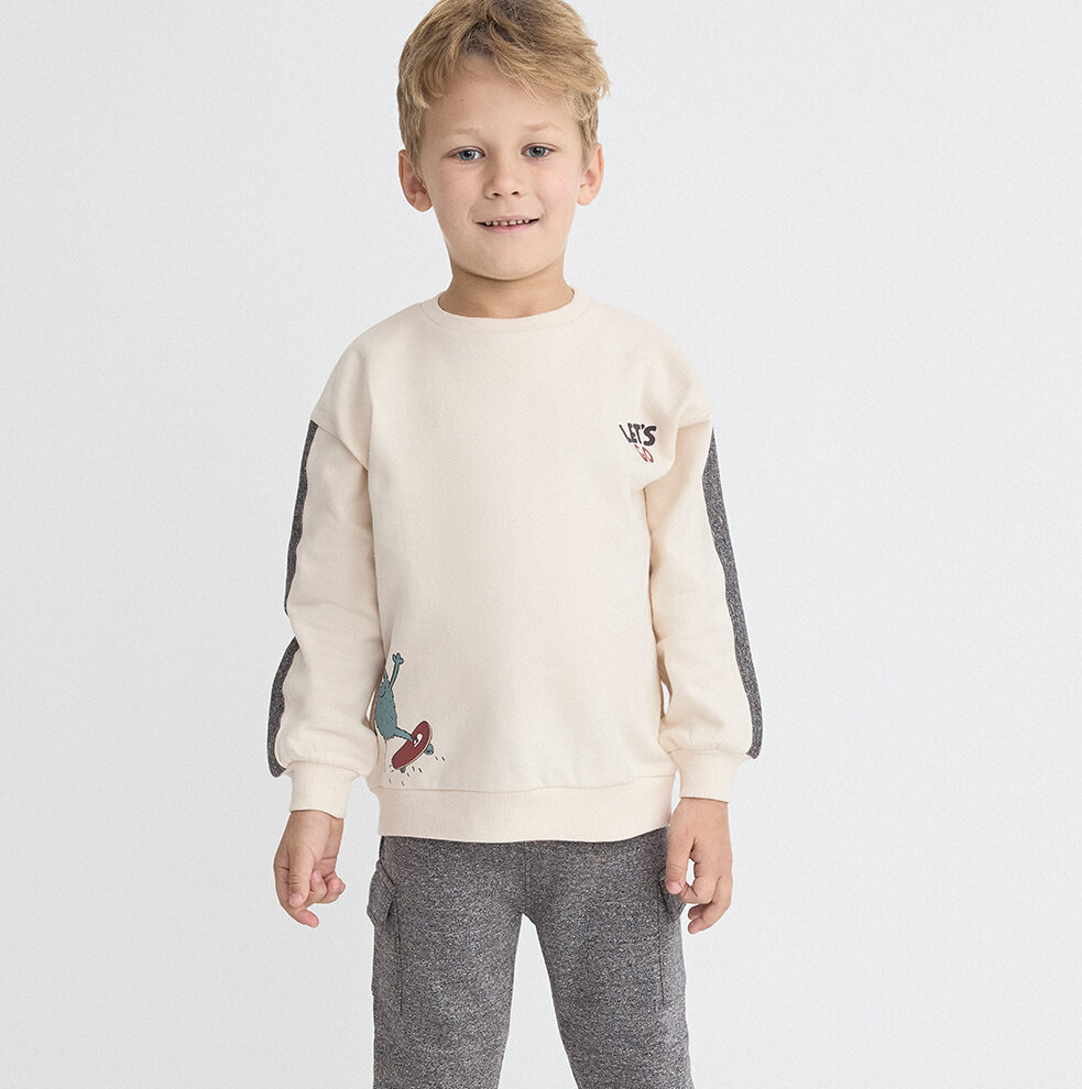 364045_4 Sudadera cruda con dibujo de monstruo skater y pantalón gris vigoré con bolsillos cargo. - Imagen 1